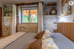 ein Schlafzimmer mit einem Bett und einem Fenster in der Unterkunft La grange du paris in Saint-Pierre-dʼAlvey + 28 Fotos