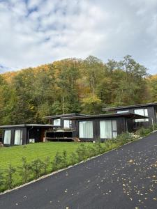 una casa sul ciglio di una strada di Linisterra Resort a Târgu Neamț