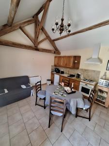 Kuchyň nebo kuchyňský kout v ubytování Gîte Chemin Des Hêtres