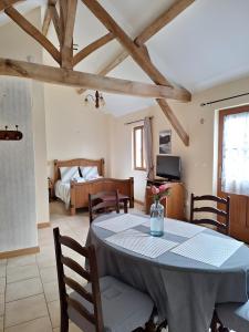 Postel nebo postele na pokoji v ubytování Gîte Chemin Des Hêtres