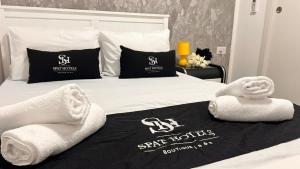 a hotel room with a bed with towels on it at דירת 2 חדרים בטיילת בת ים in Bat Yam