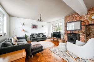 Posezení v ubytování Stylish 3-Bed Home Close to Stansted Airport