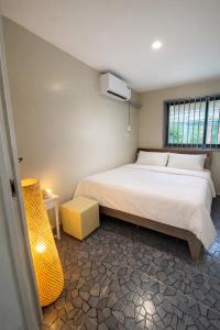 Giường trong phòng chung tại Noahs Ark Beachside Villa