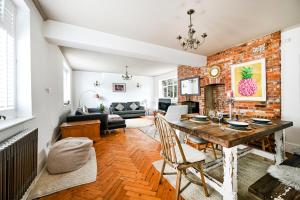 Posezení v ubytování Stylish 3-Bed Home Close to Stansted Airport