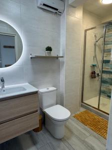 een badkamer met een toilet, een wastafel en een douche bij Exceptional sea view! Comfortable apartment in La Celle-sous-Gouzon