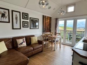 Posezení v ubytování Badger Lodge with Hot Tub + 10 fotografií