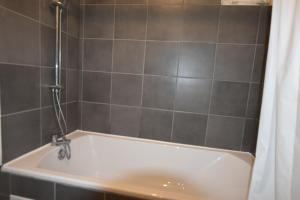 Phòng tắm tại Appartement SANNOIS +4 ảnh