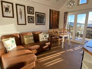 Posezení v ubytování Badger Lodge with Hot Tub