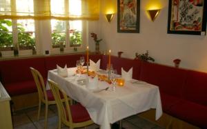 una mesa en un restaurante con un mantel blanco en Zum treuen Bartel en Markgröningen