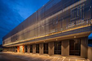 名古屋D'Capstone Guesthouse的有很多窗户的大楼