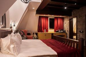 En eller flere senge i et værelse på RUELLE Chateau Boutique