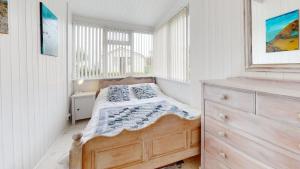 En eller flere senge i et værelse på D34 Homeleigh, Riviere Towans