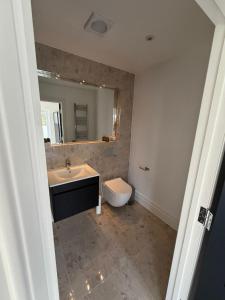 Gallery image of Stylish 5-Bed Home Minutes from Windsor Castle in Windsor