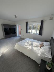 Gallery image of Stylish 5-Bed Home Minutes from Windsor Castle in Windsor +18 photos