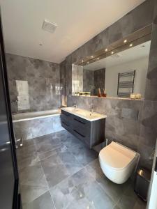 Phòng tắm tại Stylish 5-Bed Home Minutes from Windsor Castle