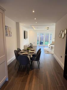 Khu vực ghế ngồi tại Stylish 5-Bed Home Minutes from Windsor Castle