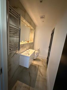 Phòng tắm tại Stylish 5-Bed Home Minutes from Windsor Castle +18 ảnh