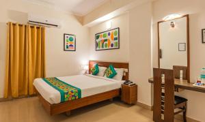 Postel nebo postele na pokoji v ubytování Treebo Golden Bliss + 42 fotografií