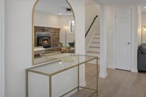 - un salon avec une table en verre et un miroir dans l'établissement Warm and Bright Home, Metro 1 Min Walk, à Capitol Heights