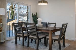 une salle à manger avec une table et des chaises en bois dans l'établissement Warm and Bright Home, Metro 1 Min Walk, à Capitol Heights