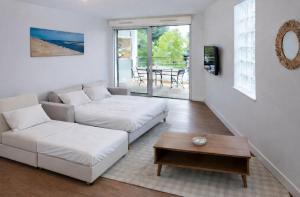 un soggiorno con un divano e un tavolino da caffè di Vaste studio 3 personnes avec balcon et parking a La Teste-de-Buch