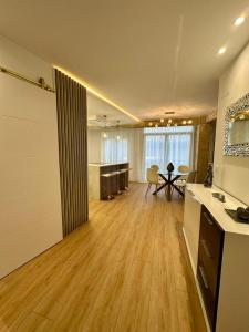 een grote kamer met een keuken en een woonkamer bij Mundaka Centre 2 in Mundaka