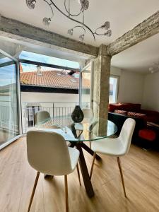 een eetkamer met een glazen tafel en stoelen bij Mundaka Centre 2 in Mundaka
