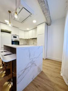 een keuken met witte kasten en een marmeren aanrecht bij Mundaka Centre 2 in Mundaka