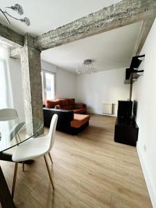 een woonkamer met een bank en een glazen tafel bij Mundaka Centre 2 in Mundaka