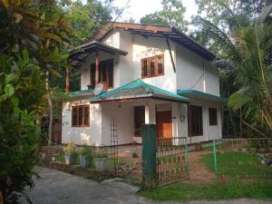 een huis met een hek ervoor bij G&D Homes in Dodanduwa