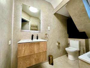 Koupelna v ubytování Luxury Suites Royal by Rikas Hotels