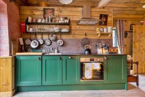 Køkken eller tekøkken på Finest Retreats - The Potting Shed at Island Hall