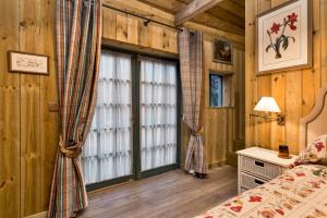 En eller flere senge i et værelse på Finest Retreats - The Potting Shed at Island Hall