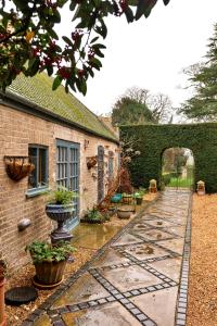 En have udenfor Finest Retreats - The Potting Shed at Island Hall