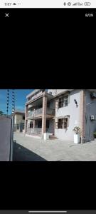 贝拉realMonte Village的鸟飞在前面的建筑物