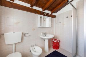 a bathroom with a toilet and a sink at Casa Nico Magognino - WiFi in Stresa
