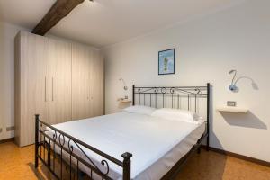 a bedroom with a large bed in a room at Casa Nico Magognino - WiFi in Stresa