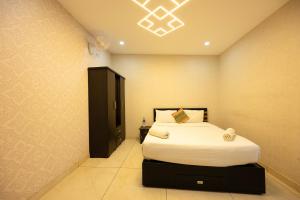 ein Schlafzimmer mit einem Bett und einem Fernseher darin in der Unterkunft River Serene Holiday home in Kizhake Chālakudi + 16 Fotos