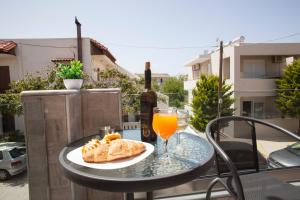 Jídlo v apartmánu nebo okolí + 4 fotografie