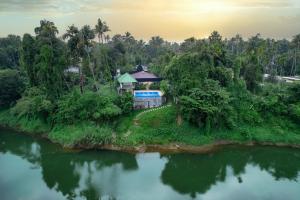eine Luftansicht eines Hauses auf einer Insel im Wasser in der Unterkunft River Serene Holiday home in Kizhake Chālakudi