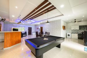 Großes Zimmer mit Billardtisch. in der Unterkunft River Serene Holiday home in Kizhake Chālakudi