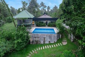 Luftaufnahme eines Hauses mit Swimmingpool in der Unterkunft River Serene Holiday home in Kizhake Chālakudi