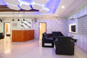 eine Lobby mit einem Wartezimmer mit Stühlen und einer Bar in der Unterkunft River Serene Holiday home in Kizhake Chālakudi