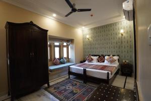 Giường trong phòng chung tại The Rising Haveli