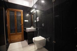 Phòng tắm tại The Rising Haveli +9 ảnh