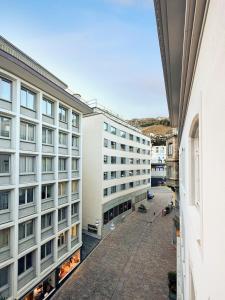 uitzicht op twee gebouwen in een stad bij Lusso nel cuore di Sankt Moritz in St. Moritz