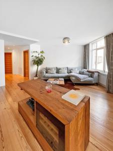 een woonkamer met een bank en een tafel bij Lusso nel cuore di Sankt Moritz in St. Moritz