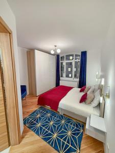 een slaapkamer met een groot bed en een raam bij Lusso nel cuore di Sankt Moritz in St. Moritz