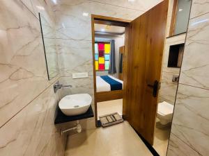 een badkamer met een wastafel, een toilet en een douche bij Hotel Santosh Heritage in Pushkar +113 foto's