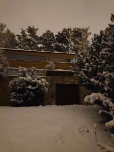 een gebouw met een garage in de sneeuw bij Lucky 55 in Praag